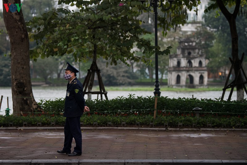 ha noi ngay 4/4, ho hoan kiem khong con nguoi tap the duc buoi sang hinh 2