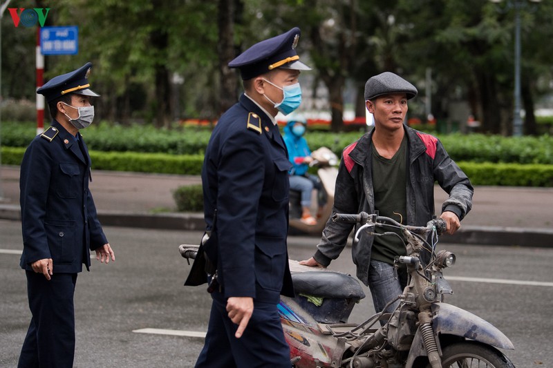 ha noi ngay 4/4, ho hoan kiem khong con nguoi tap the duc buoi sang hinh 10