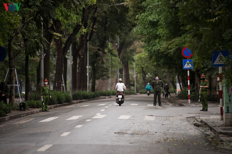 ha noi ngay 4/4, ho hoan kiem khong con nguoi tap the duc buoi sang hinh 7