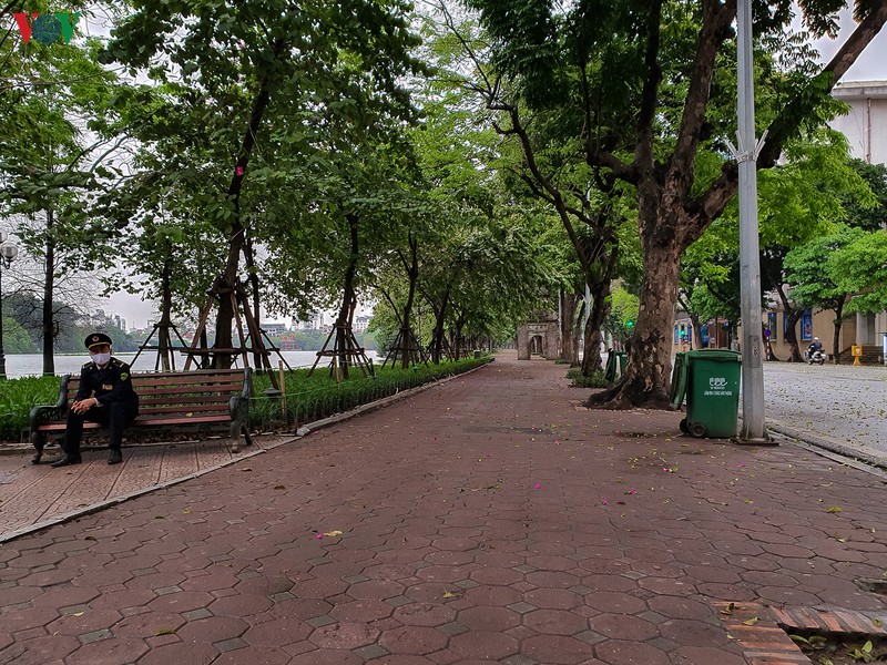 ha noi ngay 4/4, ho hoan kiem khong con nguoi tap the duc buoi sang hinh 1
