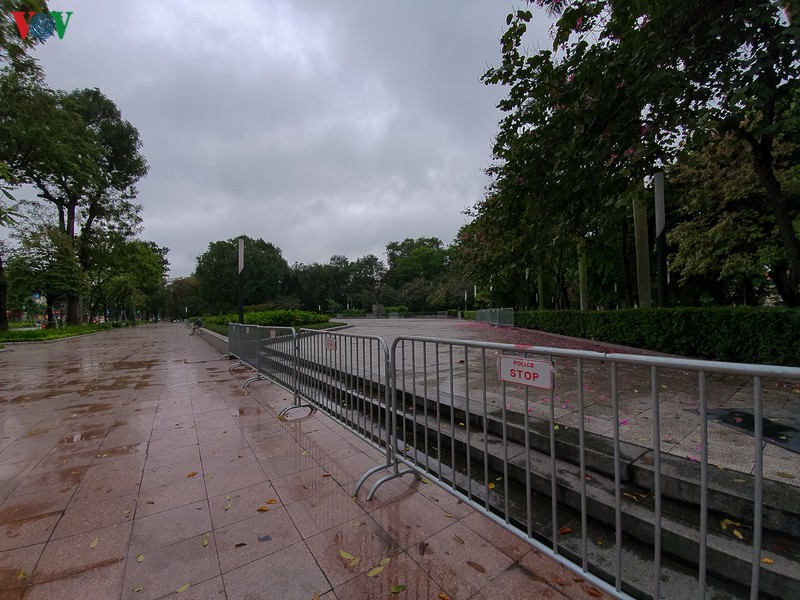 ha noi ngay 4/4, ho hoan kiem khong con nguoi tap the duc buoi sang hinh 11