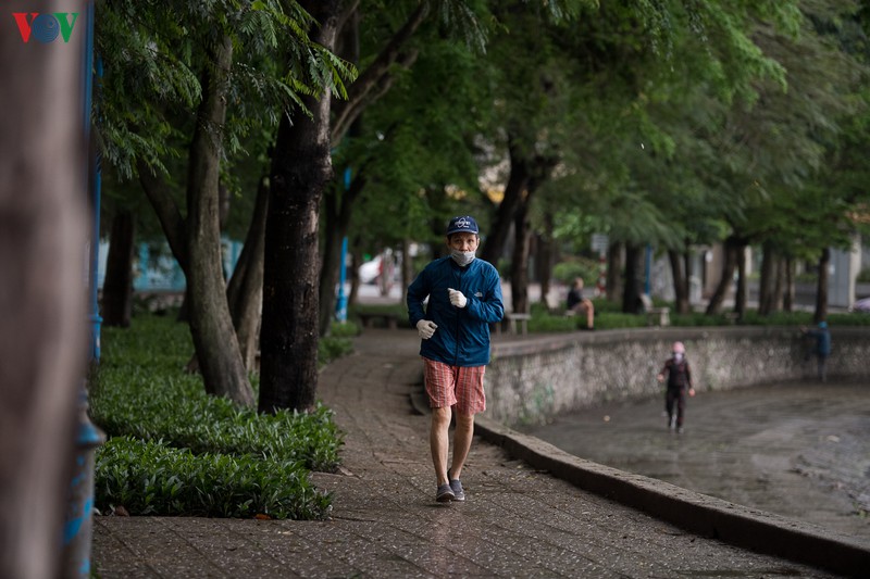 ha noi ngay 4/4, ho hoan kiem khong con nguoi tap the duc buoi sang hinh 14