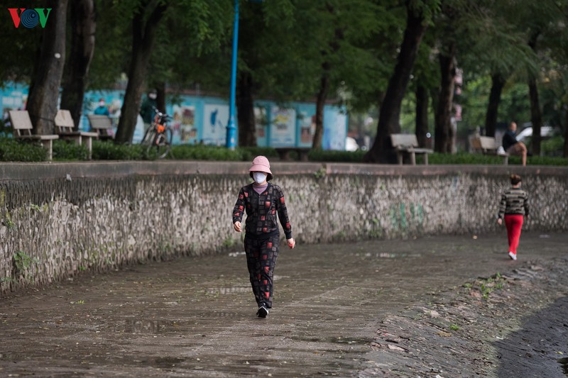 ha noi ngay 4/4, ho hoan kiem khong con nguoi tap the duc buoi sang hinh 12