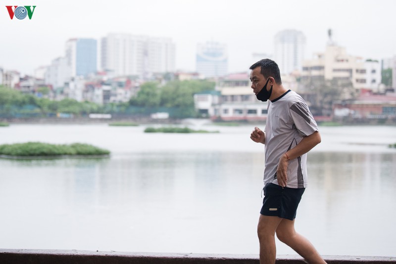 ha noi ngay 4/4, ho hoan kiem khong con nguoi tap the duc buoi sang hinh 13