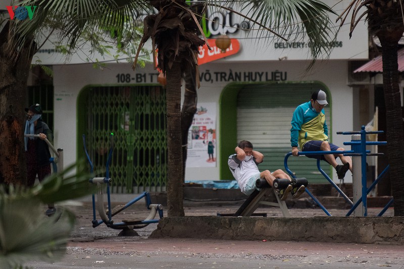 ha noi ngay 4/4, ho hoan kiem khong con nguoi tap the duc buoi sang hinh 19