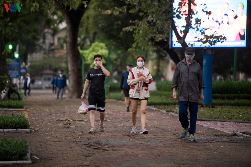 ha noi ngay 4/4, ho hoan kiem khong con nguoi tap the duc buoi sang hinh 15