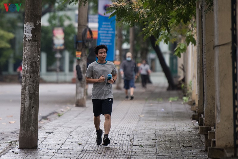 ha noi ngay 4/4, ho hoan kiem khong con nguoi tap the duc buoi sang hinh 17