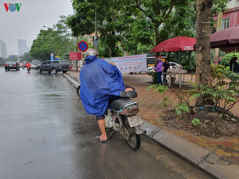 nguoi dan doi mua o ha noi doi phat thuc pham nhung ra ve tay khong hinh 8