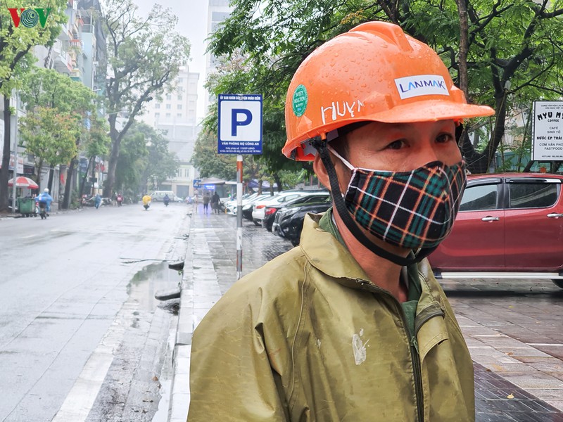 nguoi dan doi mua o ha noi doi phat thuc pham nhung ra ve tay khong hinh 6