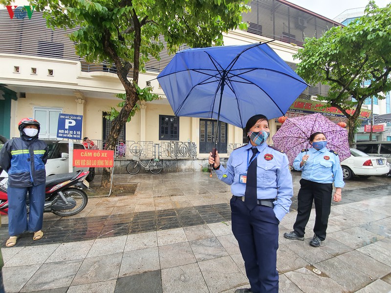 nguoi dan doi mua o ha noi doi phat thuc pham nhung ra ve tay khong hinh 3