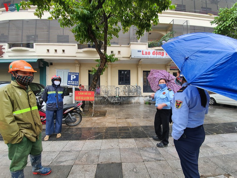 nguoi dan doi mua o ha noi doi phat thuc pham nhung ra ve tay khong hinh 4