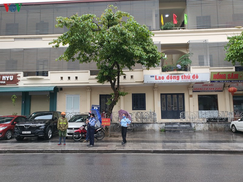 nguoi dan doi mua o ha noi doi phat thuc pham nhung ra ve tay khong hinh 7