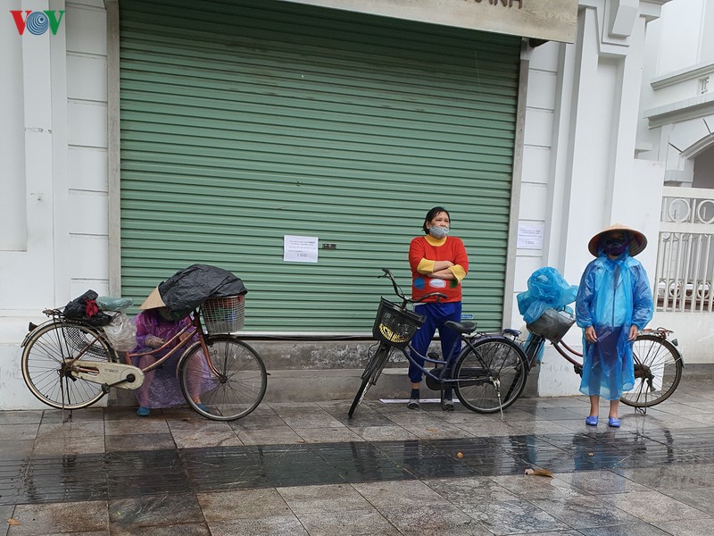 nguoi dan doi mua o ha noi doi phat thuc pham nhung ra ve tay khong hinh 5