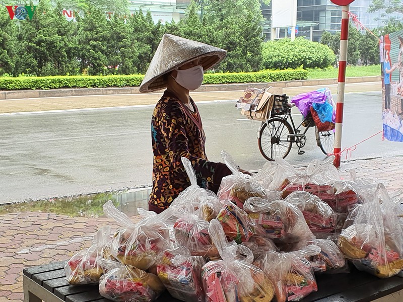 nguoi dan doi mua o ha noi doi phat thuc pham nhung ra ve tay khong hinh 10