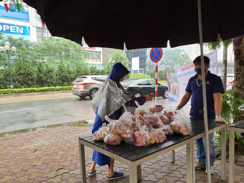 nguoi dan doi mua o ha noi doi phat thuc pham nhung ra ve tay khong hinh 9