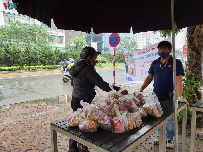 nguoi dan doi mua o ha noi doi phat thuc pham nhung ra ve tay khong hinh 1