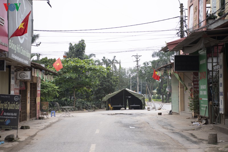 anh: ngay thu 2 thon ha loi cach ly y te, duong lang ngo xom vang bong nguoi  hinh 10