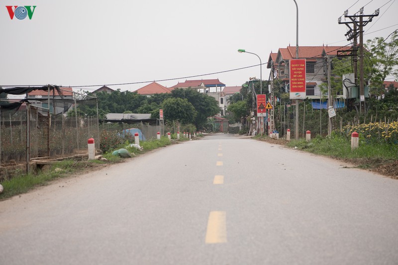 anh: ngay thu 2 thon ha loi cach ly y te, duong lang ngo xom vang bong nguoi  hinh 2