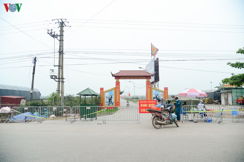 cuoc song ben trong thon ha loi dang bi cach ly y te ra sao? hinh 1