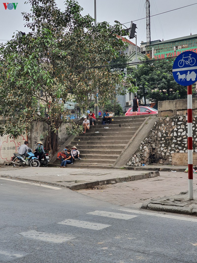 ngay thu 11 cach ly xa hoi: nhieu nguoi ha noi van chu quan ngoai duong hinh 18