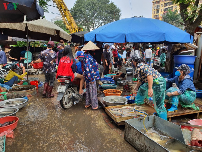 chong dich covid-19: cho dau moi phia nam ha noi van dong duc trong ngay cuoi tuan  hinh 7