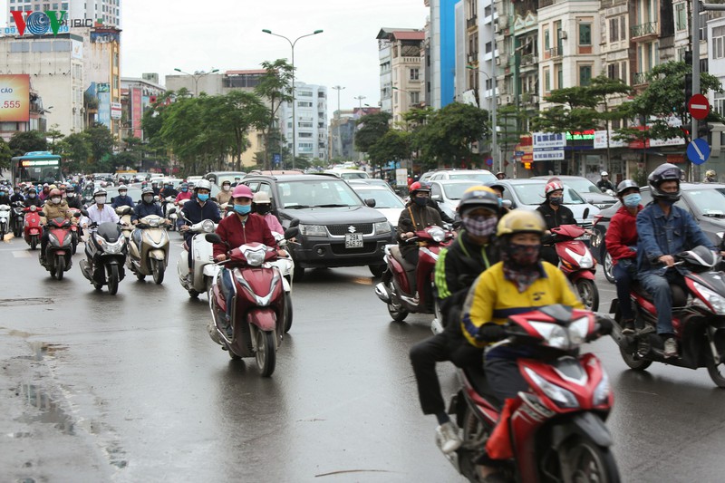 duong pho ha noi dong duc trong ngay dau noi long cach ly xa hoi hinh 4