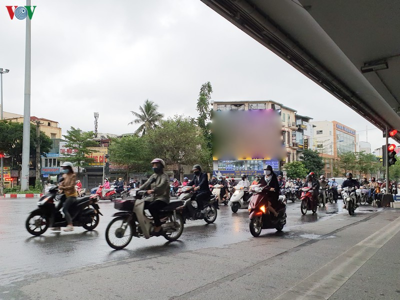 duong pho ha noi dong duc trong ngay dau noi long cach ly xa hoi hinh 1