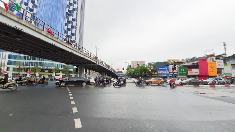 duong pho ha noi dong duc trong ngay dau noi long cach ly xa hoi hinh 3