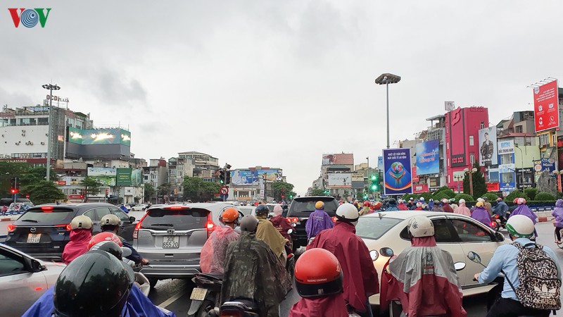 duong pho ha noi dong duc trong ngay dau noi long cach ly xa hoi hinh 2