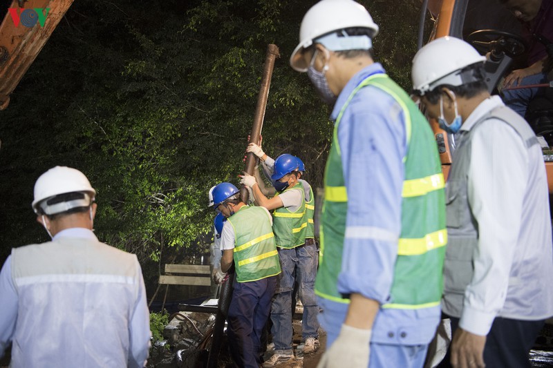 công nhân dầm mưa trong đêm cải tạo bờ kè hồ hoàn kiếm sạt lở hình 2 cong nhan dam mua trong dem cai tao bo ke ho hoan kiem sat lo hinh 2