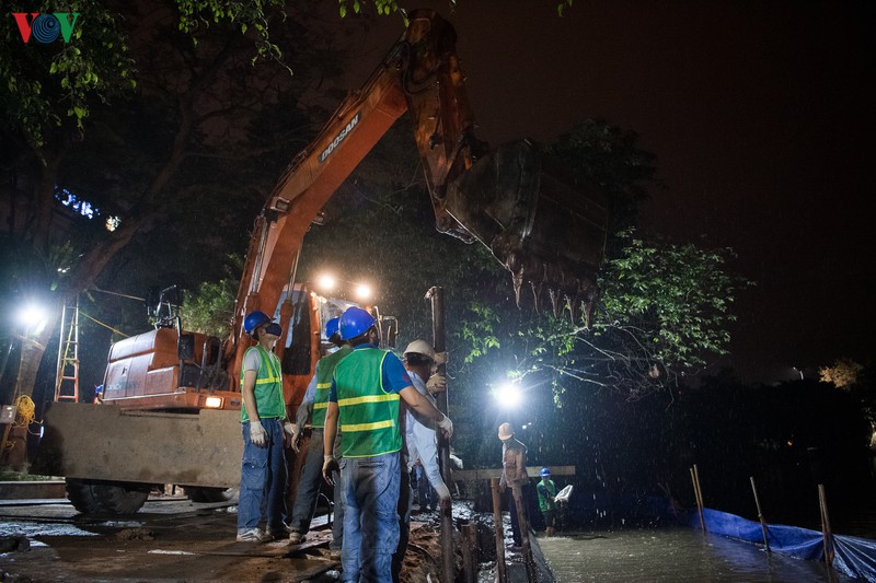 công nhân dầm mưa trong đêm cải tạo bờ kè hồ hoàn kiếm sạt lở hình 5 cong nhan dam mua trong dem cai tao bo ke ho hoan kiem sat lo hinh 5