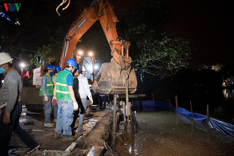 công nhân dầm mưa trong đêm cải tạo bờ kè hồ hoàn kiếm sạt lở hình 6 cong nhan dam mua trong dem cai tao bo ke ho hoan kiem sat lo hinh 6