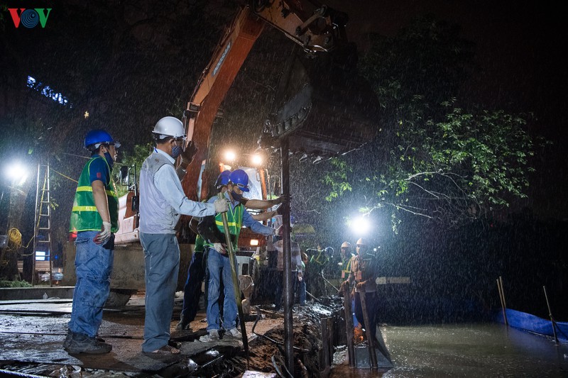 công nhân dầm mưa trong đêm cải tạo bờ kè hồ hoàn kiếm sạt lở hình 7 cong nhan dam mua trong dem cai tao bo ke ho hoan kiem sat lo hinh 7
