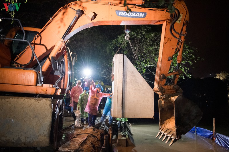 công nhân dầm mưa trong đêm cải tạo bờ kè hồ hoàn kiếm sạt lở hình 10 cong nhan dam mua trong dem cai tao bo ke ho hoan kiem sat lo hinh 10