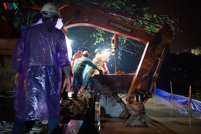 công nhân dầm mưa trong đêm cải tạo bờ kè hồ hoàn kiếm sạt lở hình 12 cong nhan dam mua trong dem cai tao bo ke ho hoan kiem sat lo hinh 12