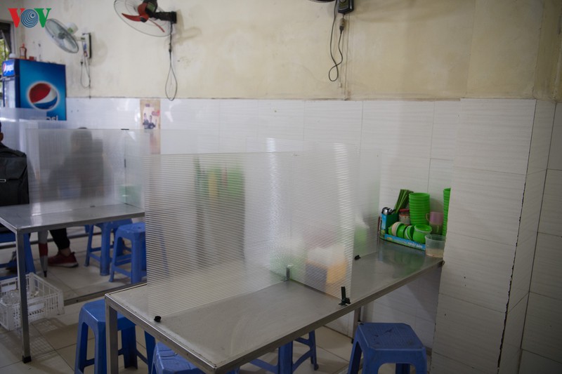 doc dao cac quan an dung tam chan chong giot ban phong chong dich covid-19 hinh 3