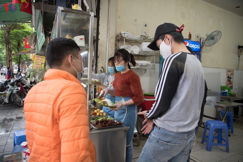 doc dao cac quan an dung tam chan chong giot ban phong chong dich covid-19 hinh 1