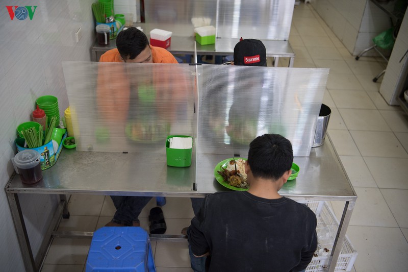 doc dao cac quan an dung tam chan chong giot ban phong chong dich covid-19 hinh 6