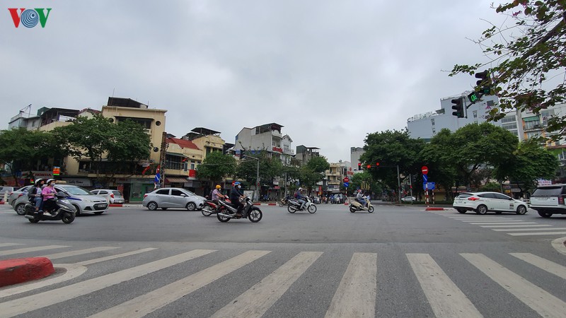 ha noi: nguoi va xe do ra duong tap nap trong sang 30/4 hinh 7