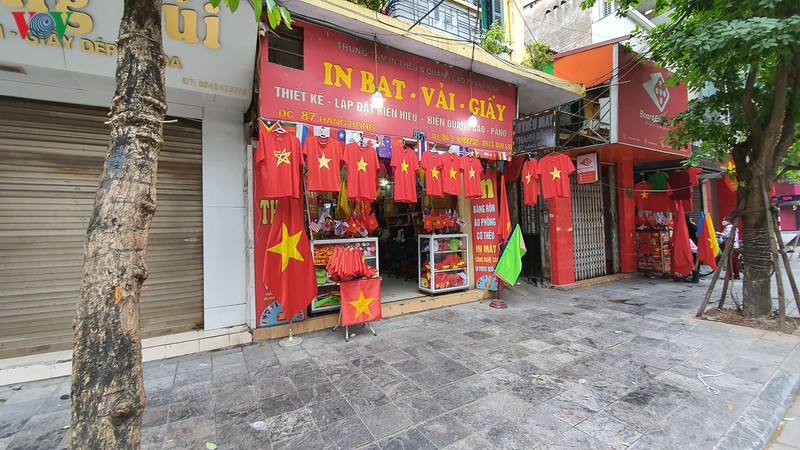 ha noi: nguoi va xe do ra duong tap nap trong sang 30/4 hinh 12