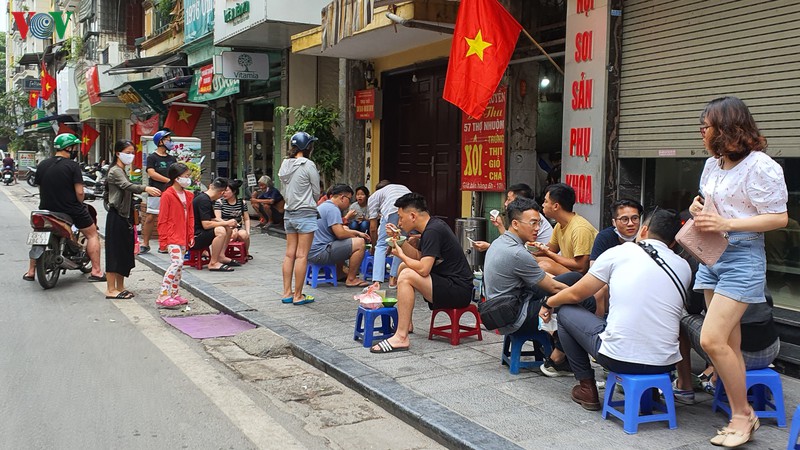 ha noi: nguoi va xe do ra duong tap nap trong sang 30/4 hinh 14