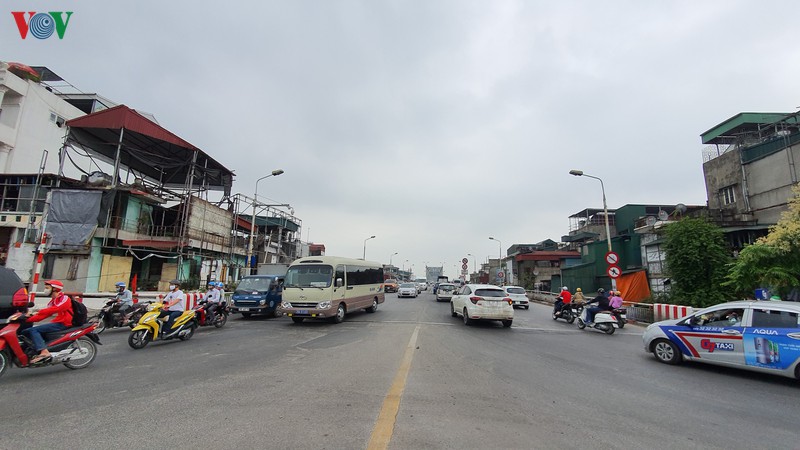 ha noi: nguoi va xe do ra duong tap nap trong sang 30/4 hinh 5
