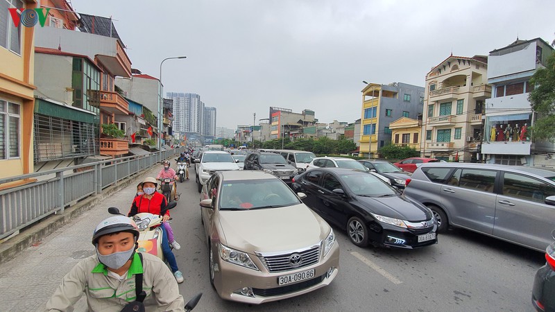 ha noi: nguoi va xe do ra duong tap nap trong sang 30/4 hinh 3