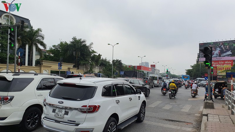 ha noi: nguoi va xe do ra duong tap nap trong sang 30/4 hinh 4
