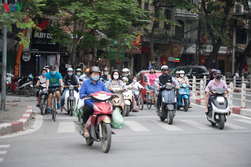 ha noi: nguoi va xe do ra duong tap nap trong sang 30/4 hinh 1