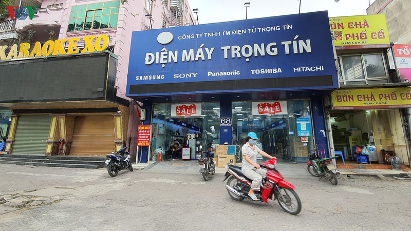 ha noi: nguoi va xe do ra duong tap nap trong sang 30/4 hinh 9