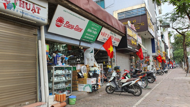 ha noi: nguoi va xe do ra duong tap nap trong sang 30/4 hinh 11