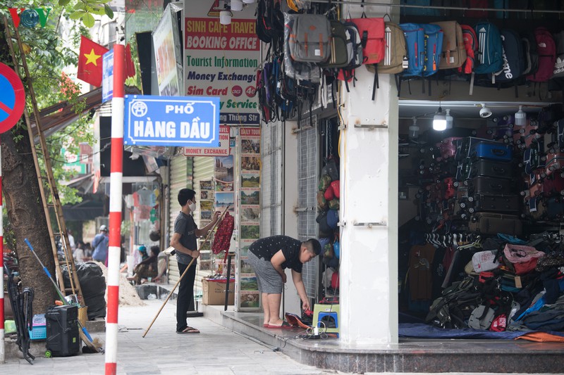 ha noi: nguoi va xe do ra duong tap nap trong sang 30/4 hinh 13