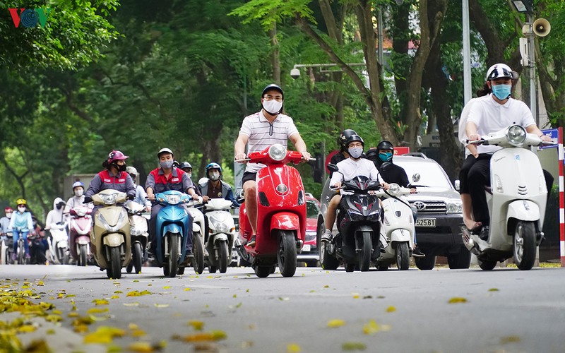 ha noi: nguoi va xe do ra duong tap nap trong sang 30/4 hinh 2
