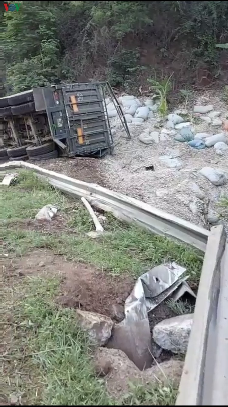 xe dau keo vao cua mat lai dam do ta li  hinh 2